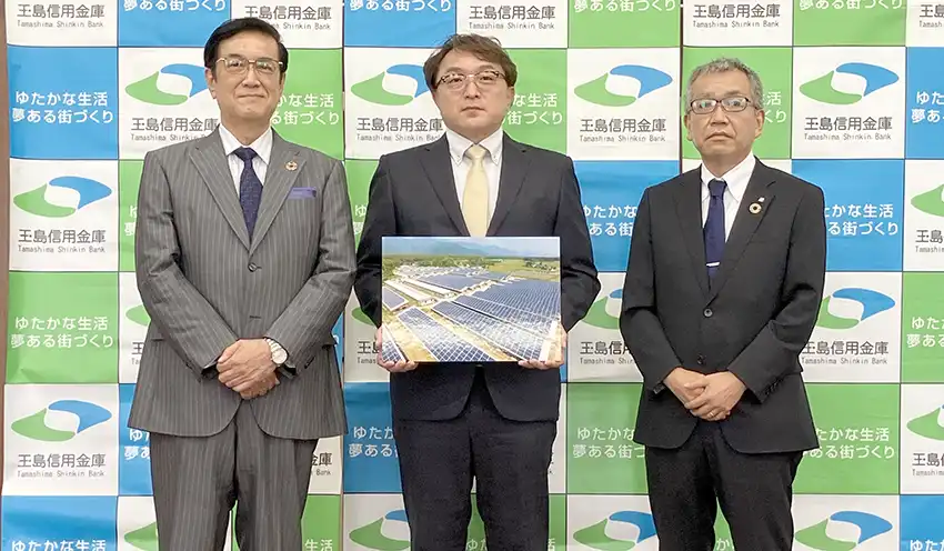 投資報告会に出席した宅和理事長（左、9月17日、玉島信金本店営業部）