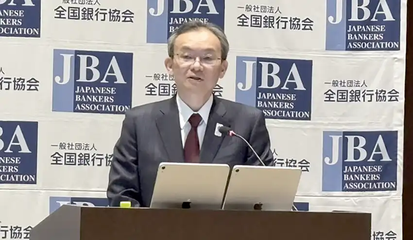 会見で質問に答える半沢・全銀協会長（9月18日、都内）