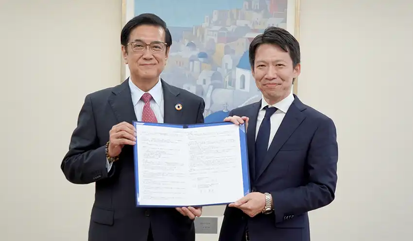 連携協定を結んだ（左から）宅和理事長と木田支店長（9月19日、玉島信金提供）