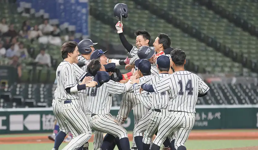 マウンドに集まり喜びを爆発させる選手ら（9月20日、ベルーナドーム、東京東信金提供）