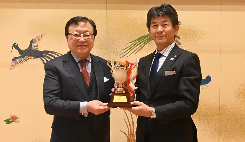 授与式に参加した（左から）三宅社長と長堀頭取（9月24日、明治記念館）