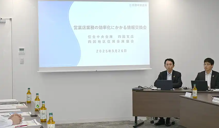 あいさつする佐藤支店長（左、9月26日、信金中金四国支店）