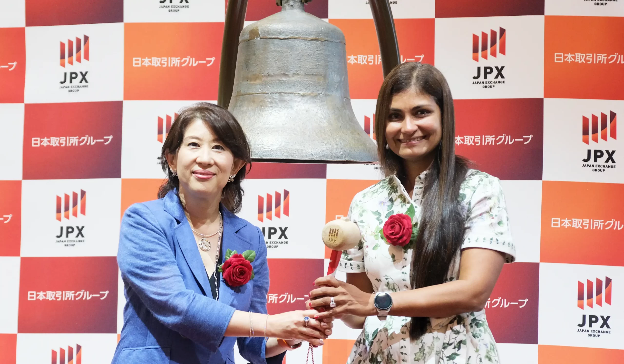 上場セレモニーに参加するブラックロック・ジャパンの橋本幸子社長（左）（9月10日、東証）