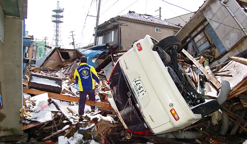 東日本大震災の大津波で損壊した家屋や車両。多くの地域住民が被災し、平和な日常生活を奪われた（2011年3月17日、宮城県石巻市内）