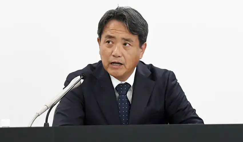 記者会見で質問に答える片岡・地銀協会長（９月17日、東京都内）