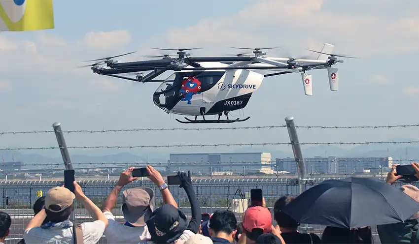 大阪・関西万博でデモフライトするSkyDrive社の空飛ぶクルマ（7月31日、SkyDrive提供）