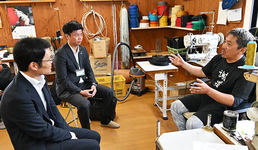 西原製作所の西原透男代表取締役（右）と面談する横井部長（左）と酒井さん（8月28日、西原製作所）