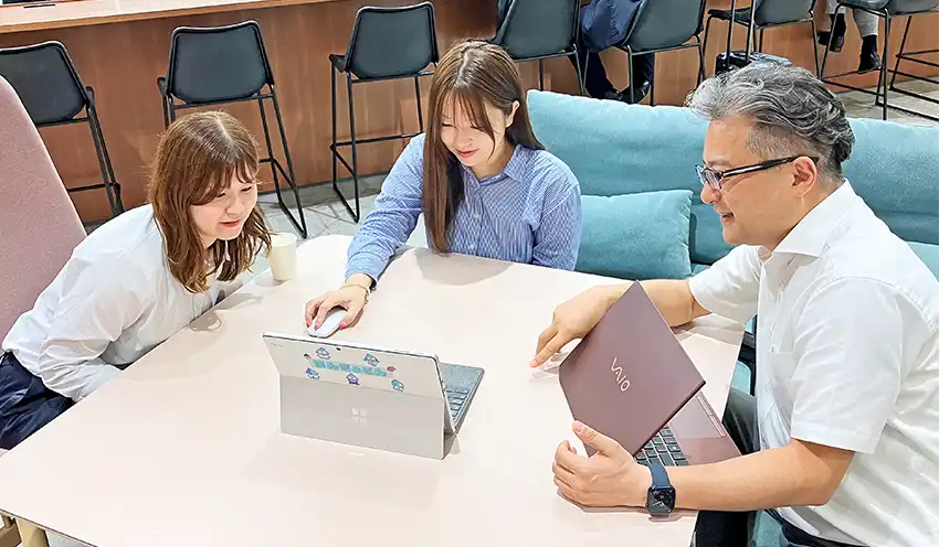 打ち合わせする（左から）太田さん、德部さん、吉田業務執行役員部長（9月10日、ATOMica北九州）