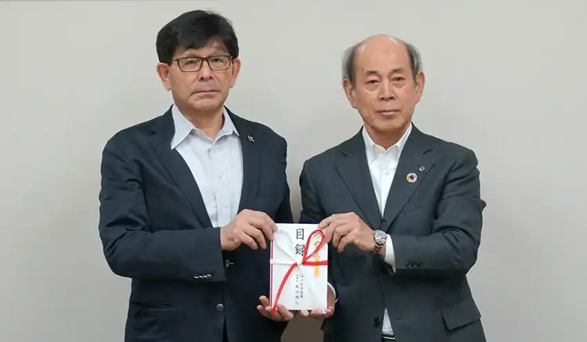 講座開講前に実施した寄付講座贈呈式では、飯田理事長（右）が竹内学長に寄付講座の目録を手渡した（9月10日、同大学14号館）