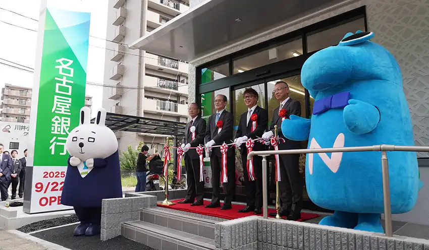 テープカットには名古屋銀のうさぎ支店長（左）と日進市のキャラクター・ニッシー（右）も訪れた（9月22日、日進支店）