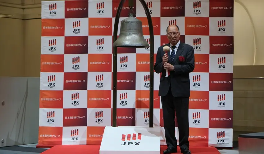 上場記念の打鐘を行う遠藤社長CEO（9月29日、東証）