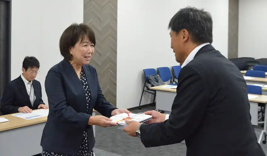 坂田理事長（右）から「フードバンクさが」の干潟理事長に目録が手渡された（9月4日、佐賀県社会福祉協議会）