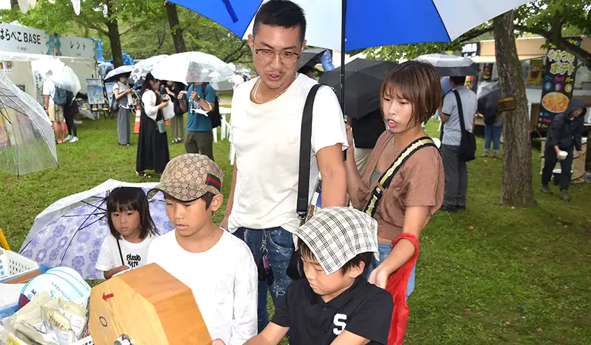 くじ引きに参加する親子（9月20日、駿府城公園）
