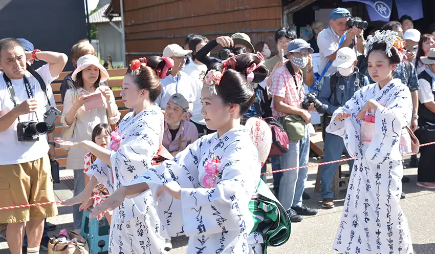 手踊りを披露する職員（９月21日、島田市）