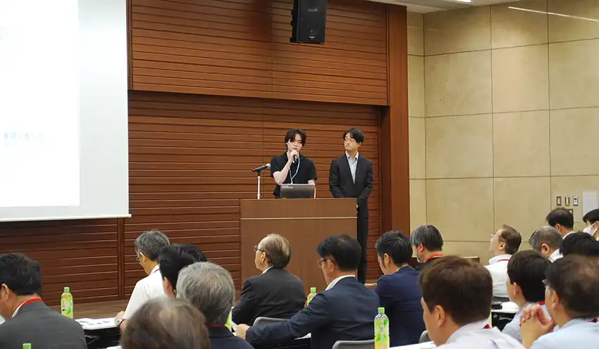 自社のシステムについて話すサファリテックの小林CEO（9月10日、信用金庫会館京橋別館）