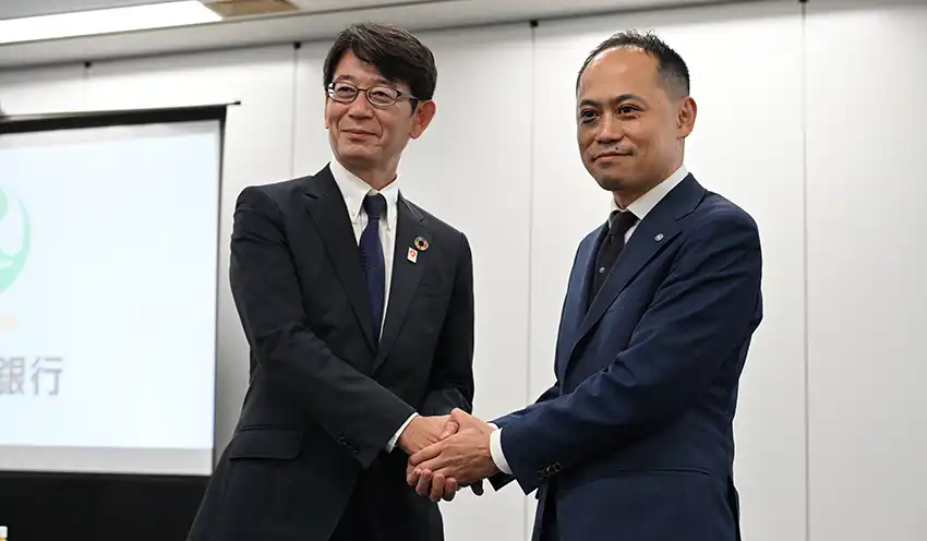業務提携を交わし握手をするりそな銀行の大森剛執行役員（左）と公文教育研究会の河村功介執行役員（9月8日、東京本社）
