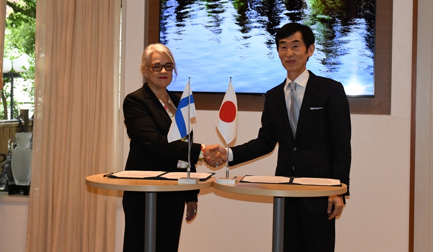 ビジネスフィンランド関係者と覚書を交わした北国FHDの杖村社長（右、9月12日）