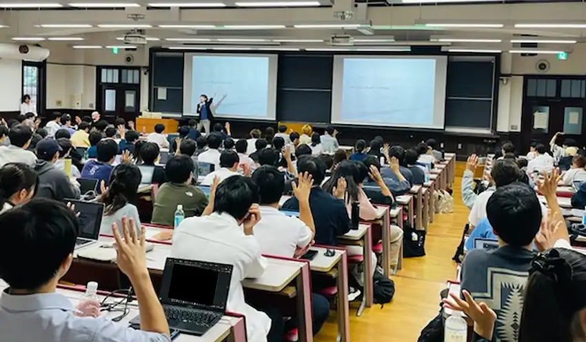多くの学生が出席した初回の講義(9月19日、一橋大学国立キャンパス、アセットマネジメントOne提供)