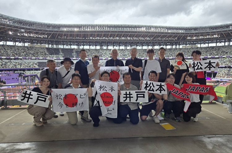 東京・国立競技場に応援に駆け付けた東邦銀関係者ら（同行提供）