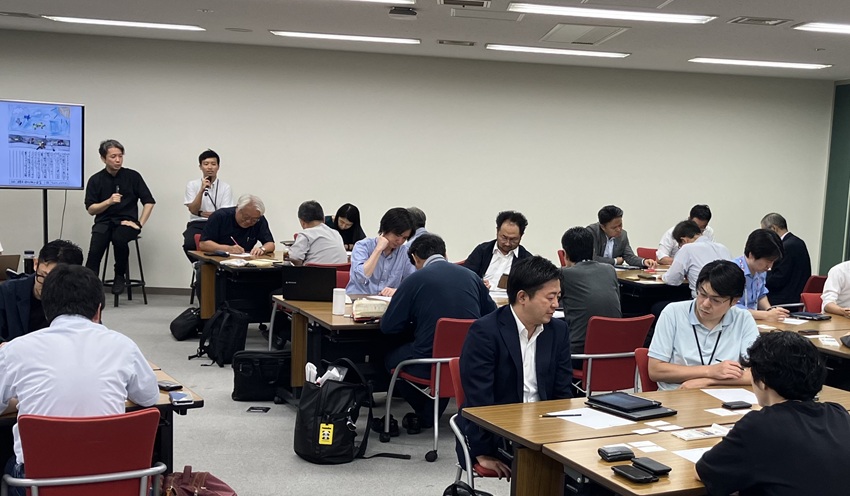 中央省庁や金融機関を含む民間企業、大学関係者ら約40人が参加した（9月4日、東京都）