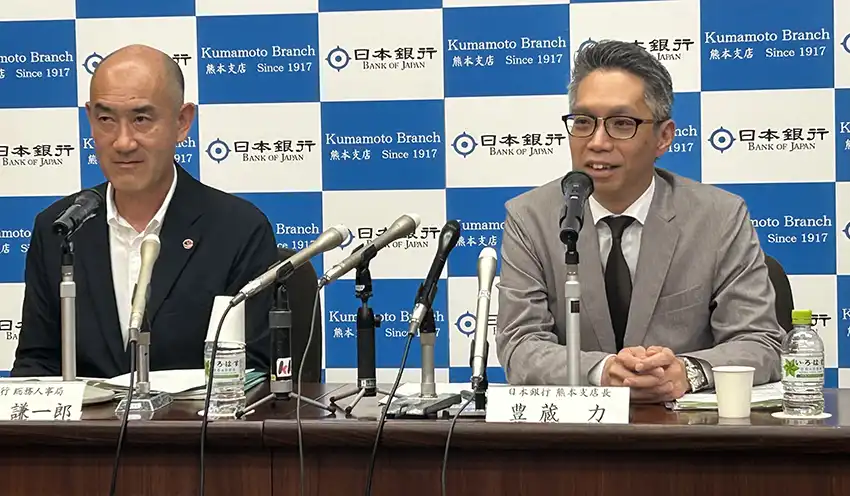 抱負を語る豊蔵支店長（右）と同席した田原前支店長（9月4日、日銀熊本支店）