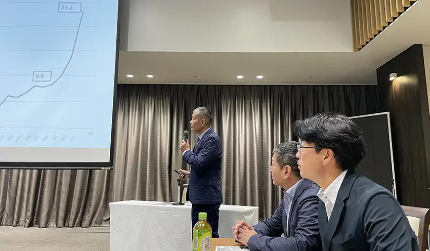 浅野社長の講演に耳を傾ける参加者ら(9月21日、Jヴィレッジ、東邦銀提供)