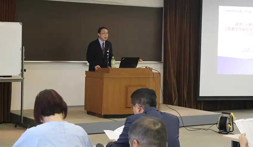人事制度について解説する名古屋中小企業投資育成の鈴木氏（9月24日、だいしんホール、大垣西濃信金提供）