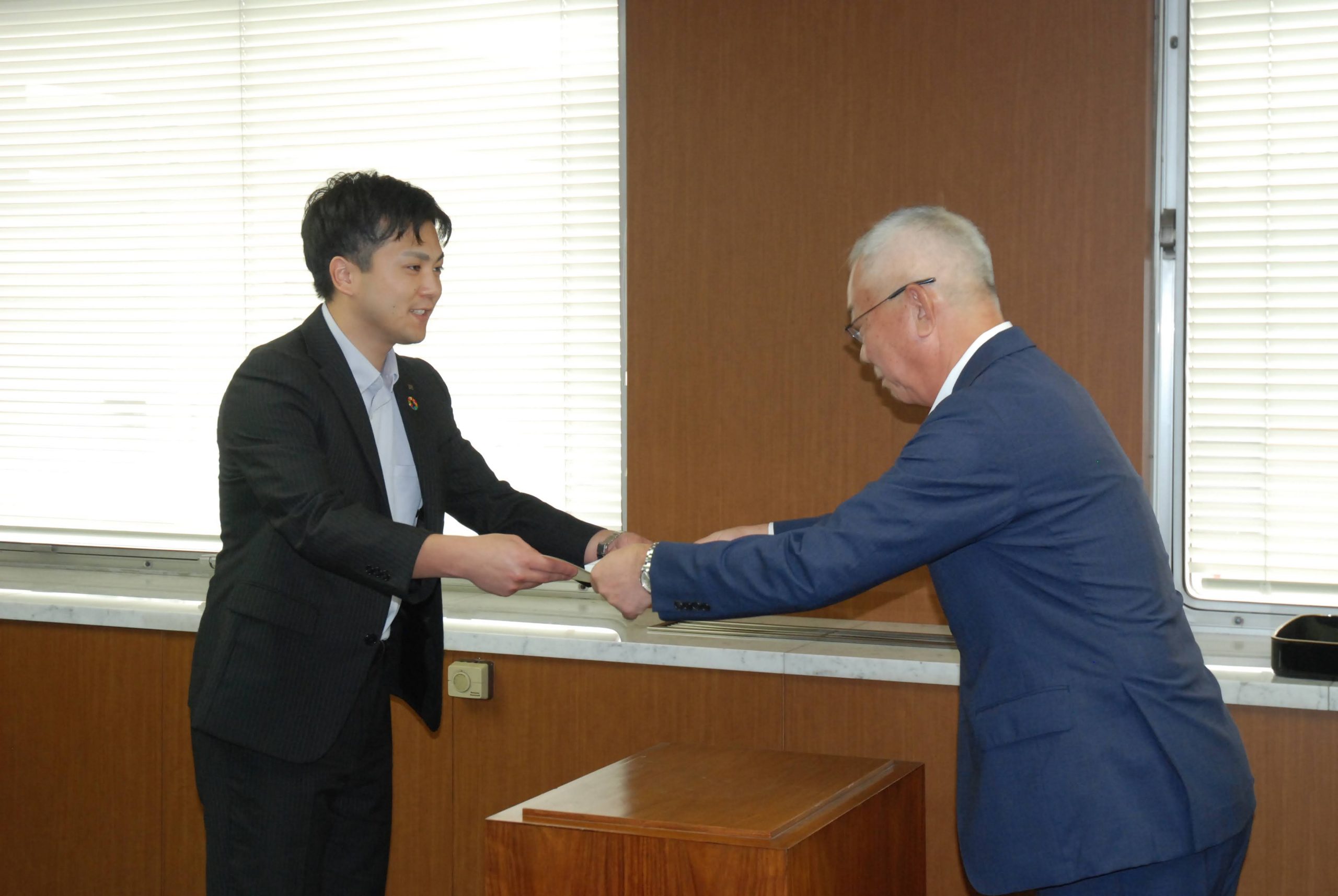 表彰状と記念品を贈る佐藤頭取（右、9月8日、東邦銀本店）
