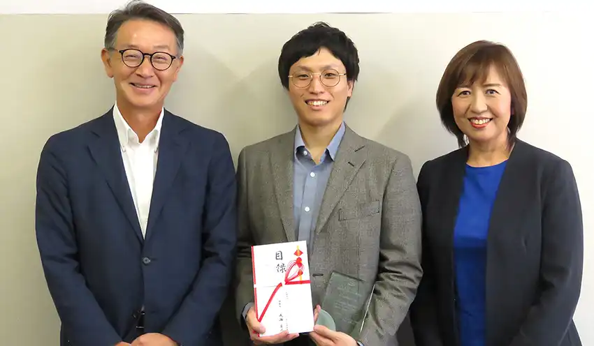 贈呈式に出席した（左から）平田常務、Mr.daydreamerの上野代表、鶴律子西新町支店長（9月1日、西新町支店）