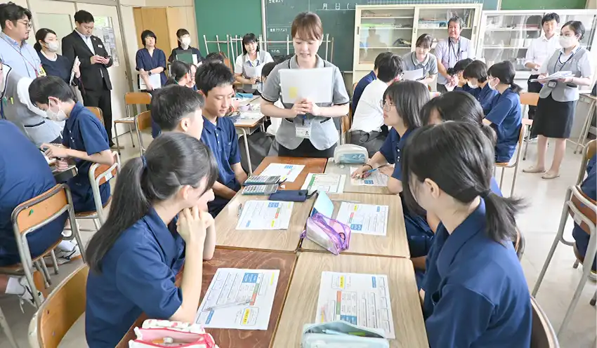 農業経営の運営方針についてグループごとに話し合う生徒（9月17日、遠野緑峰高校）