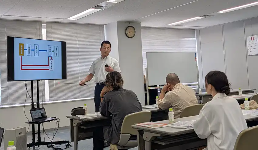 創業計画書の策定方法を伝える杉山税理士（9月3日、日本公庫静岡支店）