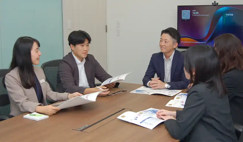 財コン講師の勉強会で専門知識を習得するスタッフ（9月9日、横浜フィナンシャルセンター）