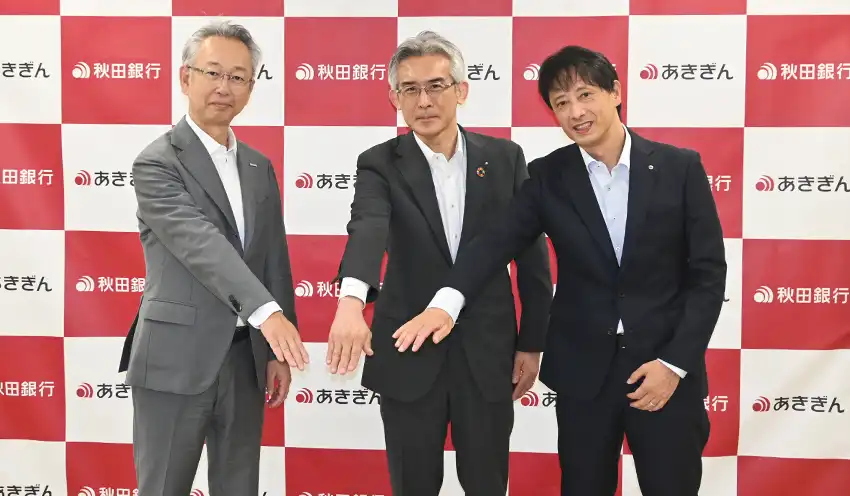 協業を開始する（左から）NTTデータコンサルティング事業本部サステナビリティサービス＆ストラテジー推進室の南田晋作統括室長、秋田銀の林口上席執行役員、NTTDXパートナーの長谷部豊代表取締役（9月30日、秋田銀本店）