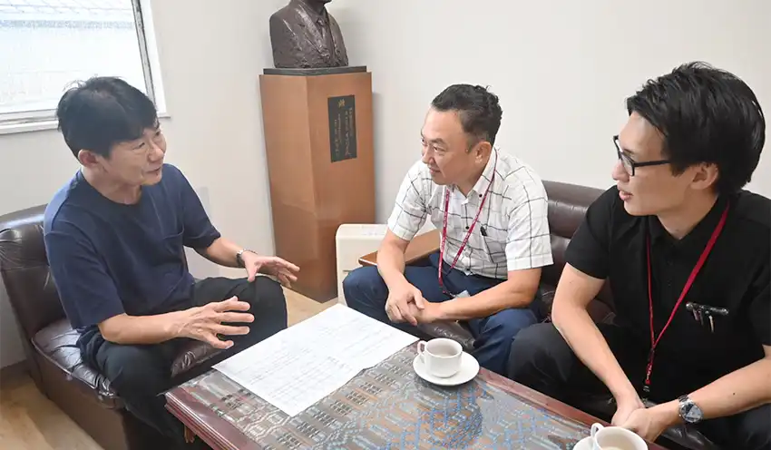 情報交換する（左から）藤田社長と渡部支店長、櫻井勇知主任（8月6日、埼京タクシー）