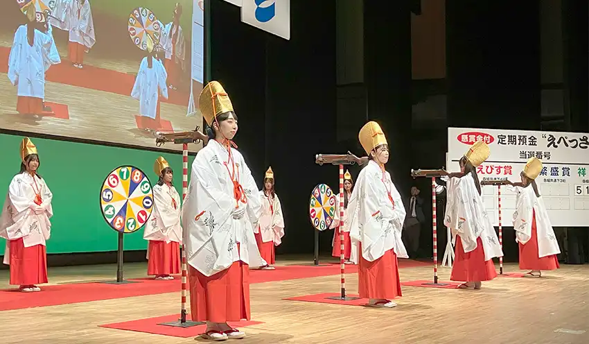 「福娘」姿の女性職員による抽選会（9月11日、大阪国際交流センター）