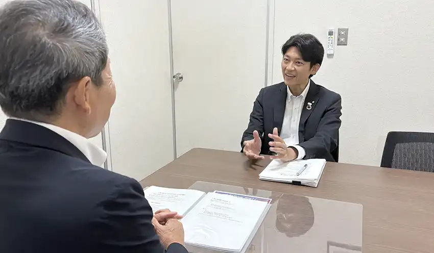 原代表（左）からアドバイスをうける山本支店長（9月10日、博多南支店）
