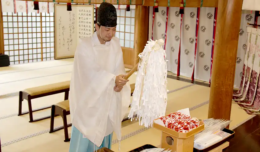 飛騨信組の合格祈願セットを祈祷（飛騨天満宮、8月27日、飛騨信組提供）