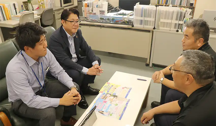 労組幹部と情報交換する富山南支店の石塚峻係長（左）と田添支店長（同2人目、8月26日、三菱ふそうバス製造労組）