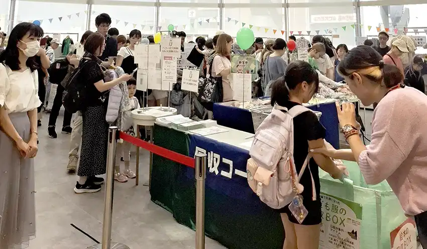 子ども服譲渡会の様子（9月6日、川崎信金提供）