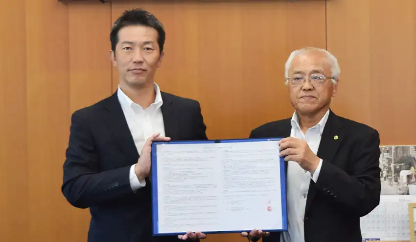 覚書を締結した小山理事長（右）と日本公庫一関支店の福家和史支店長（9月26日、気仙沼信金本部、気仙沼信金提供）