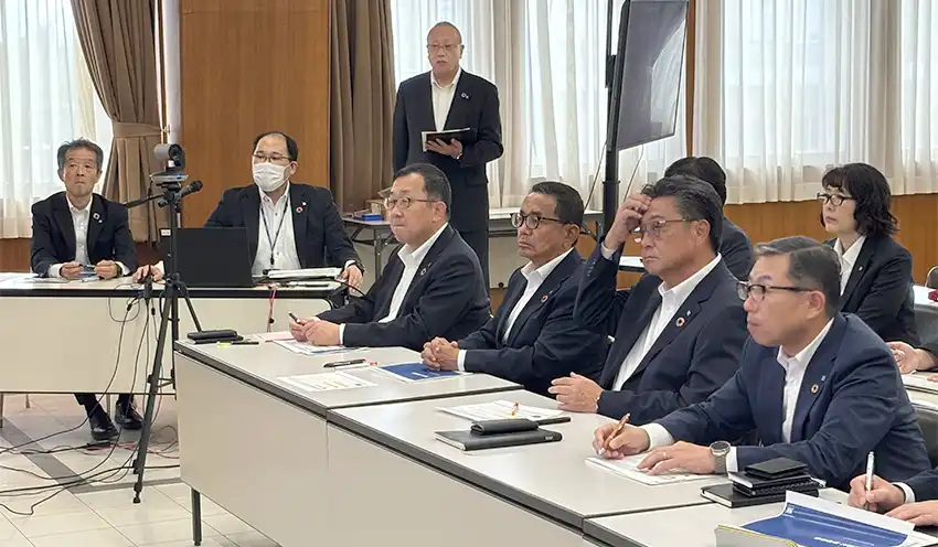 説明やデモンストレーションに熱心に聞き入る受講者ら（9月26日、郡山信金本店）