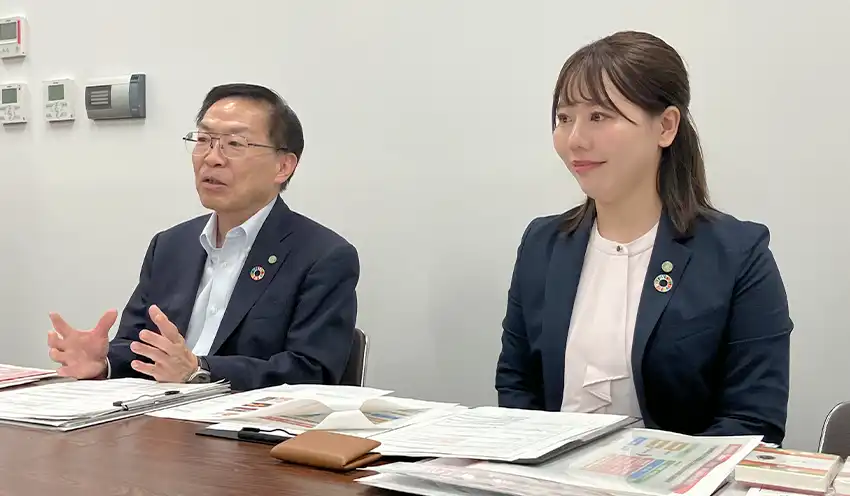 事業を説明する阿南社長（左）と石井千紘調査役（9月24日、京都経済記者クラブ）