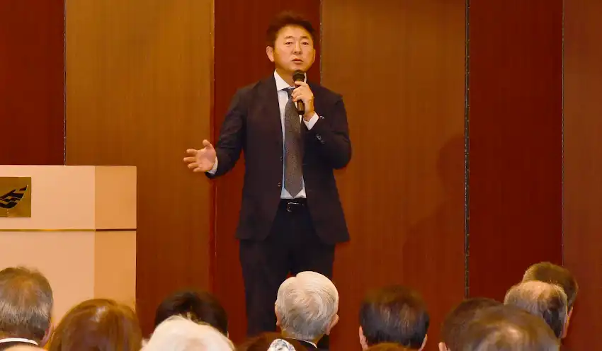 角界のエピソードなどを披露する舞の海氏（9月10日、エルティ）