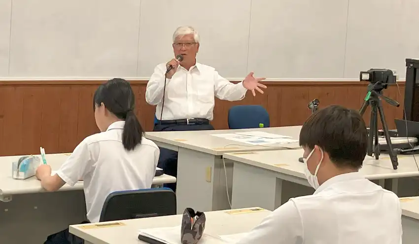 生徒に向け講話する武市会長（9月18日、姫路商業高校）