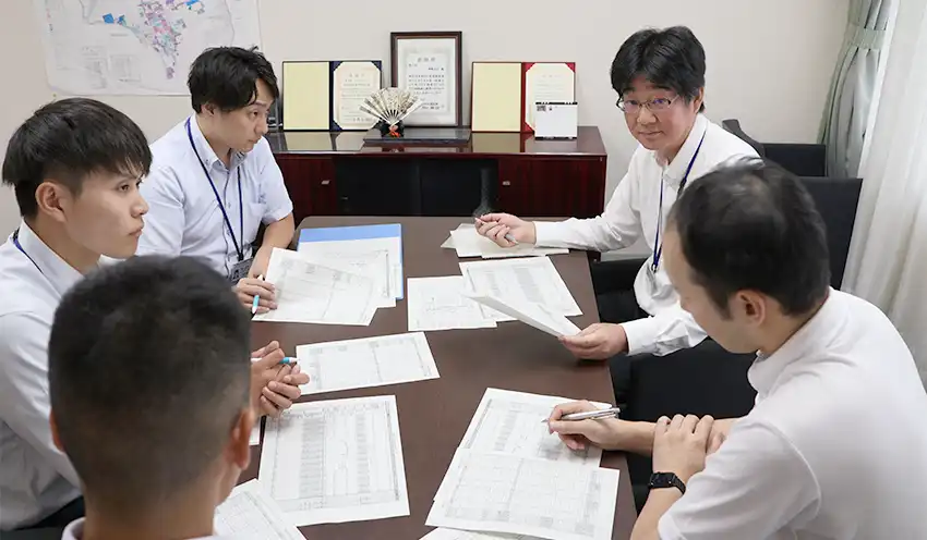 進ちょく状況を確認する支店長ら(8月27日、長浜信金神照支店)