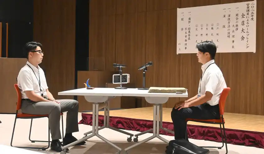 最も高い点数を獲得した生野支店の奥村湧規さん（左）と福田良太さん（9月22日、本店）
