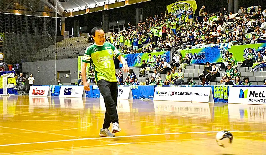 PKに挑む遠藤理事長（9月27日、小田原アリーナ）