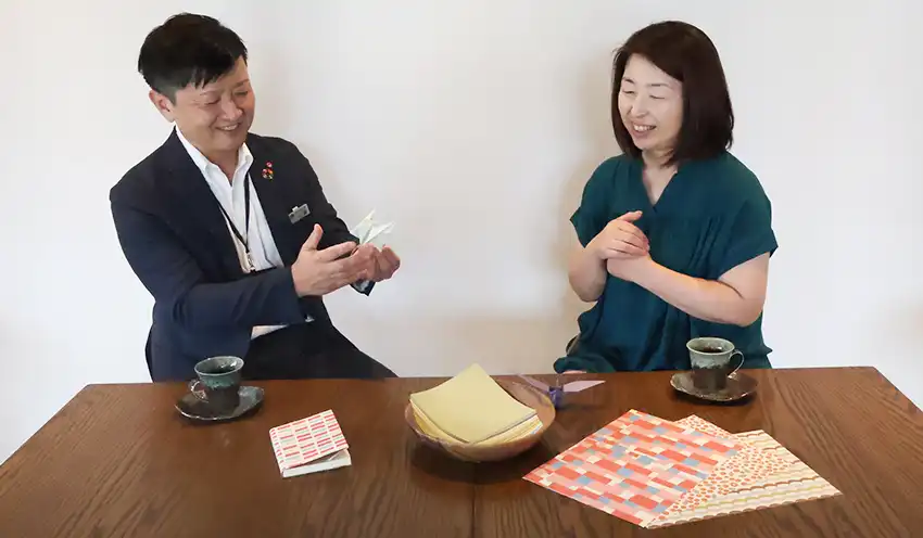 開業したカフェで話し合う山藤支店長（左）と古川ショップマネージャー（8月27日、古川紙工）