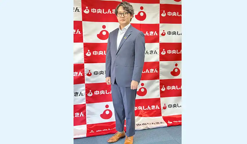 男性職員に支給したサマースーツ（島根中央信金提供）