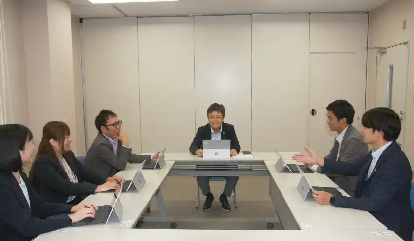 進ちょく状況を共有する畔柳支店長（中央、8月27日、東静岡支店会議室）